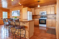 Cozy Clean Waterfront Cabin on Sugar Lake - Ice Fishing, Ski/Snowboard Nearby