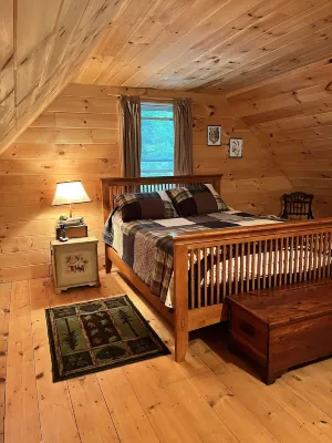 Knotty pine log cabin - boating, fishing, ATV trails and hiking!