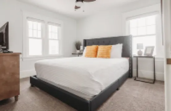 Family & dog friendly; 5 min walk to beach, bars, downtown, restaurants and park