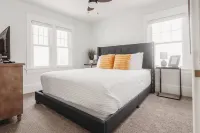 Family & dog friendly; 5 min walk to beach, bars, downtown, restaurants and park Hotels near ديترويت ليكس