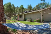 Cute Pool House near Yosemite with a Hot Tub and Game room