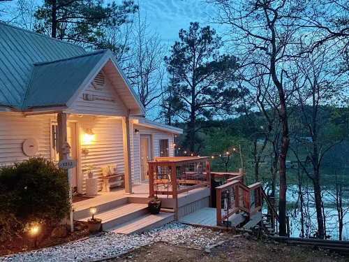 Dreamy Waterfront Cottage on Lay Lake with Kayaks!