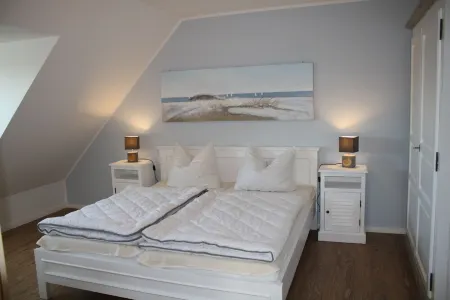 Beachfront apartment with sea views, beach chair by the sea, parking at the house