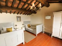 Stunning hilltop Tuscan farmhouse.  Private pool with spectacular views. Các khách sạn ở Barga