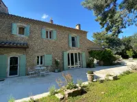 Mas Provençale Entouré de Pommiers, Piscine et Terrain de Tennis