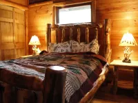 Unique Rustic Ski-Tree House - Game room, Hot tub & Sauna Hotéis em Jay