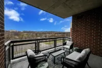 Luxury Condo in Akron Northside District. Level 2 EV Charging complimentary !! Hotels near Don Drumm Studios & Gallery