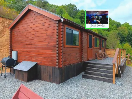 The Overlook Cabin near Grayson Highlands - Arcade & Theater