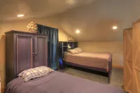 Canyon Lodge- - 8 Acres - Sleeps 10