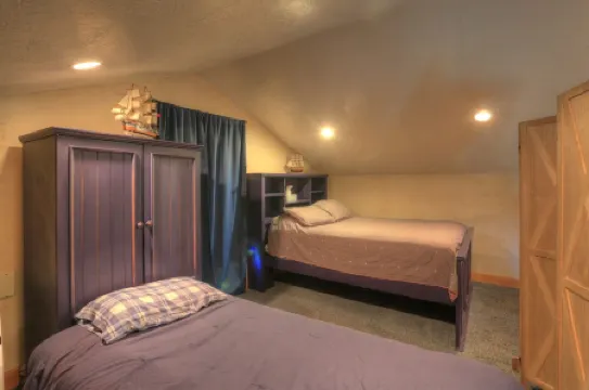 Canyon Lodge- - 8 Acres - Sleeps 10