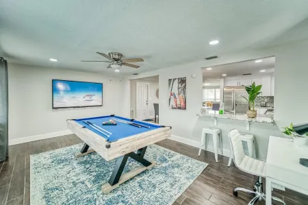 Winter Gem -Free Heated Pool -3B-2Br King-Q-2Twin-SB -Patio-Cozy Fire Pit-BBQ