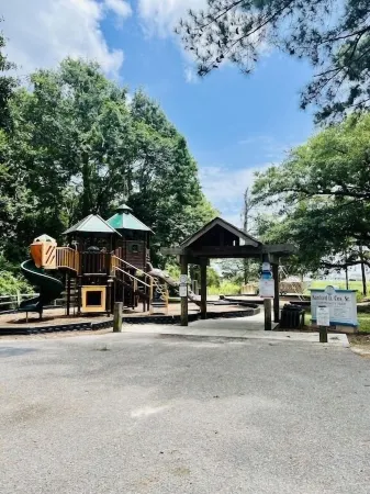 Garden City Pet friendly beach house! Golf car provided. 3 min ride to the beach Отели рядом с достопримечательностью «TPC Myrtle Beach»