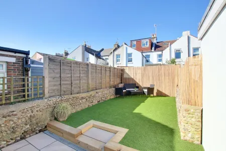 Delightful two bedroom cottage near town centre