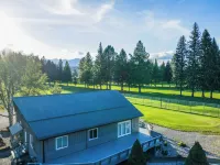 Sleeps up to16! Family Friendly! Newly Renovated, steps from the Golf Course! Hotels in Libby