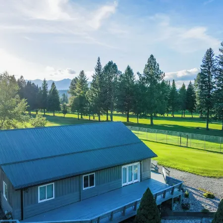 Sleeps up to16! Family Friendly! Newly Renovated, steps from the Golf Course! Отели в г. Либби