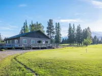 Sleeps up to16! Family Friendly! Newly Renovated, steps from the Golf Course! Hotels in Libby