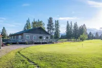 Sleeps up to16! Family Friendly! Newly Renovated, steps from the Golf Course! Hotels in Libby