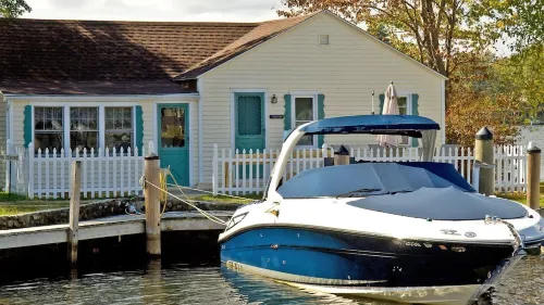 Squaw Lakefront Cottage minutes from Bank of NH Pavilion