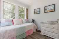 Updated Long Island Maine Cottage