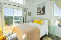 Sunrise+Sunset views - HotTub / Firepit / RecRoom / BBQ / Yoga studio /Treadmill