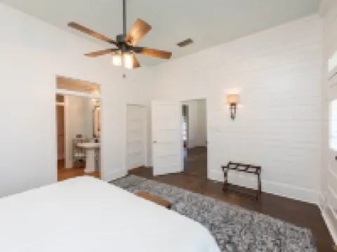 Charming 3-bedroom house with AC and WiFi in fabulous Luling Hotels in Luling