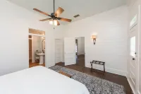 Charming 3-bedroom house with AC and WiFi in fabulous Luling Hotels in Luling