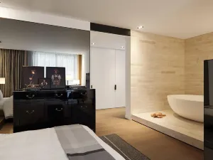 Roomers Baden-Baden, Autograph Collection