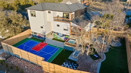 *Basketball,Pickleball, Hot Tub & Space Vibes. Aliens Await! Отели в г. Марбл Фолс