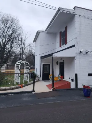 Firehouse Rear Apartment near downtown with Functional Kitchen and TV Room Hotel dekat St Patrick Catholic Church