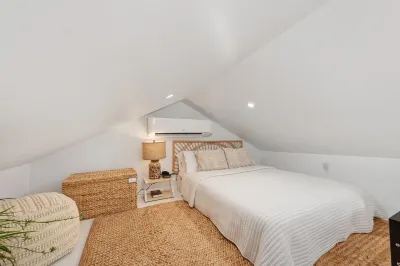 Modern Sunset cottage in Tulsa walk to gathering place downtown and Utica square