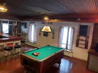 Warm Secluded Adirondack Chalet with Game Room and Bar/Lounge Hotels in Warrensburg