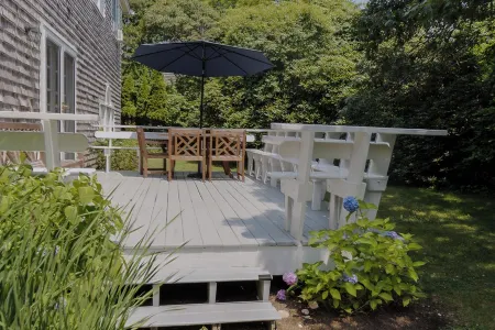 Classic Edgartown Colonial in Lovely Quiet Neighborhood Отели в г. Эдгартаун