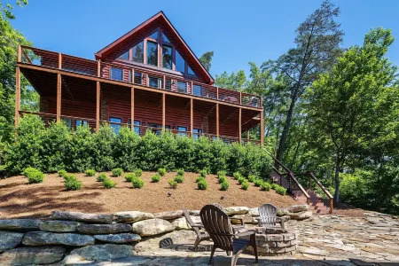 Amazing LAKE FRONT Log Cabin Отели рядом с достопримечательностью «Lake lure»