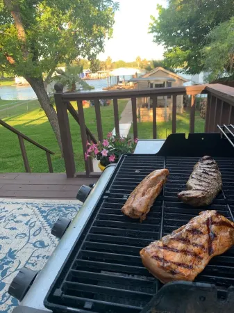 Lake LBJ waterfront house in a large quiet cove - SUP boards, kayak, great view! Отели рядом с достопримечательностью «Lake Lyndon B. Johnson»