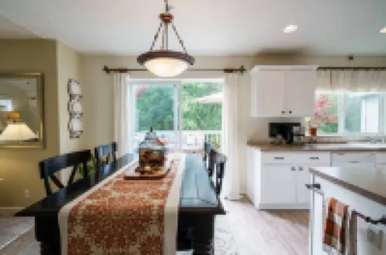 Bright Charming Home Central to Mt. Hood, the Gorge, Hood River and Vineyards