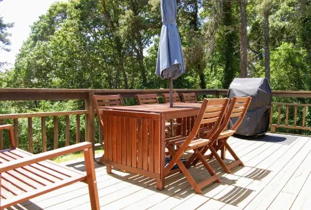 Spacious, private cottage just a few minutes walk to Ridgevale Beach!