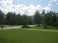 Spacious 3 Bed, 3 Bath Condo on Golf Course with Hot Tub, Sauna & Indoor Pool!