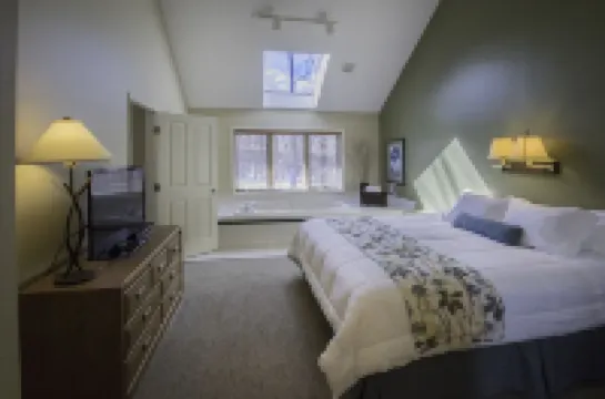 The Ski & Tee - 5 bdrm condo on 18th fairway & steps from ski trail