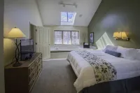 The Ski & Tee - 5 bdrm condo on 18th fairway & steps from ski trail