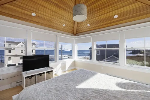 Panoramic Ocean View, 5 BR, Central Air, 10 minute walk to Scarborough Beach Hotel a Narragansett