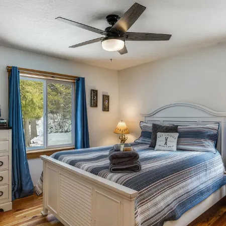 Cedar View Lodge- Scenic Sandpoint area mountain home, in secluded location.