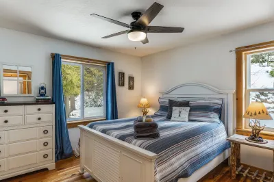 Cedar View Lodge- Scenic Sandpoint area mountain home, in secluded location. 미러 호 주변 호텔