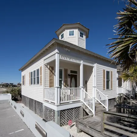 5 Star Reviews 3 Bedroom Luxury House w/Pool, Steps from Beach, Sleeps 7, Shops