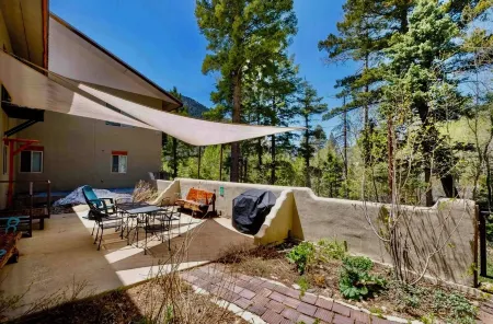 Spacious 800 sqf 2-bedroom condo 1.5 miles away from lift 1 at Taos Ski Valley!