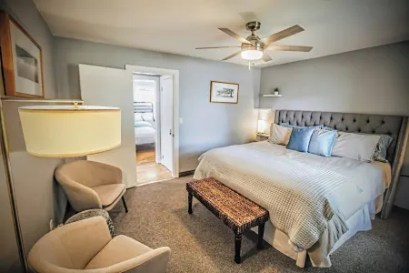 4-bedroom vacation home 8 minutes to Downtown Market Отели рядом с достопримечательностью «Парк Лемери»