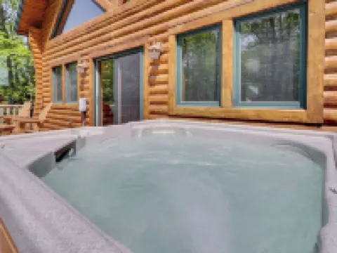 Boyne Mountain Cabin 4 Bedrooms garage and hot tub clean and cozy