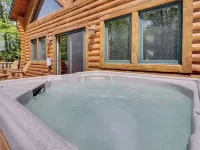 Boyne Mountain Cabin 4 Bedrooms garage and hot tub clean and cozy