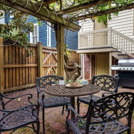 Historic Annapolis Getaway - 45 steps to Downtown and 150 steps to USNA!