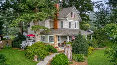 Charming home, perfect for families, Bikers,  Brevard College, College,  camps Hotels near Sliding Rock