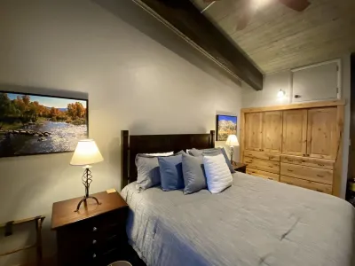 ‘This Must be the Place Ski-in/Ski-out condo with breathtaking views! Steamboat Art Strokes附近的飯店